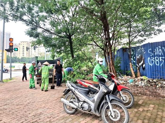 Công nhân vệ sinh môi trường thường xuyên phải dọn rác ở khu vực này.