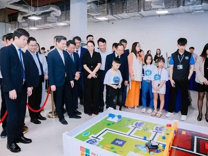 Đại diện Ban tổ chức và các đại biểu khách mời tham quan khu vực thi đấu Giải Vô địch IYRC Việt Nam năm học 2025 - 2026.