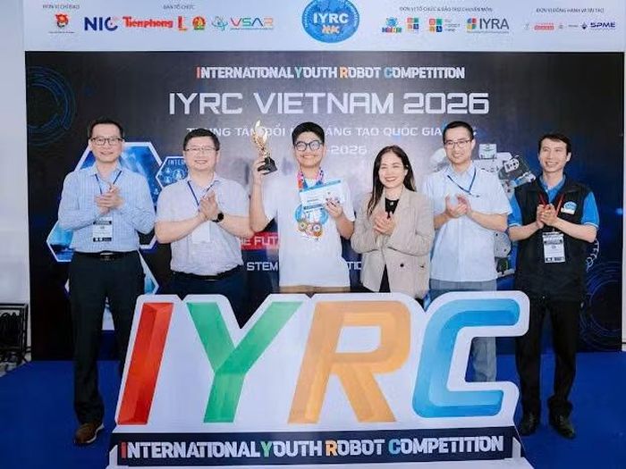 Bà Trần Phương Loan - Chủ tịch Học viện Công nghệ Huna trao giải tại giải đấu.