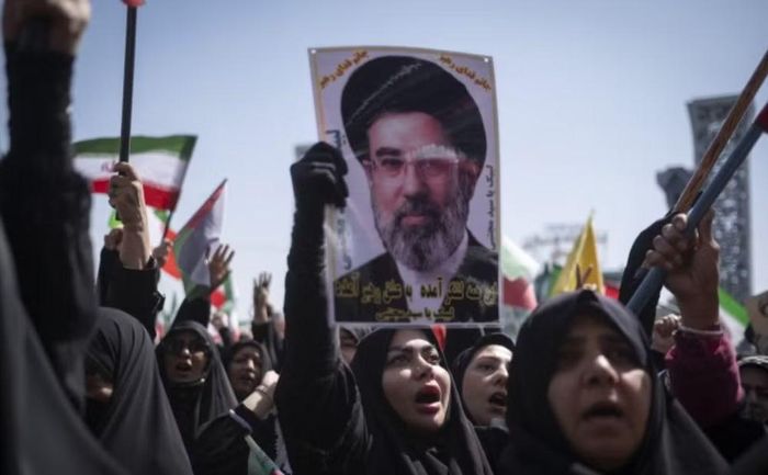 Các lệnh cấm vận kéo dài nhiều năm đã khiến kinh tế Iran gặp khó khăn nghiêm trọng. Đồng rial mất giá mạnh, lạm phát tăng cao và hoạt động xuất khẩu dầu mỏ bị ảnh hưởng đáng kể.