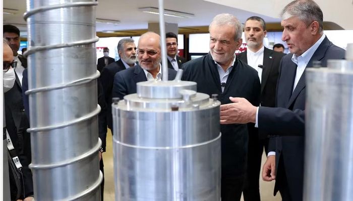 Theo thỏa thuận, Iran phải cắt giảm mạnh lượng uranium làm giàu, giảm số lượng máy ly tâm và chấp nhận cơ chế thanh sát quốc tế nghiêm ngặt hơn.