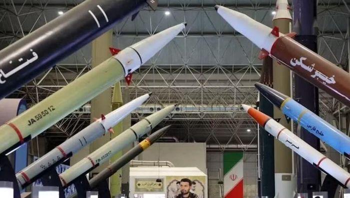 Về mặt quân sự, Iran hiện sở hữu kho tên lửa lớn bậc nhất Trung Đông, gồm tên lửa đạn đạo tầm trung Emad, tên lửa đạn đạo Kheibar Shekan và tên lửa siêu vượt âm Fattah.