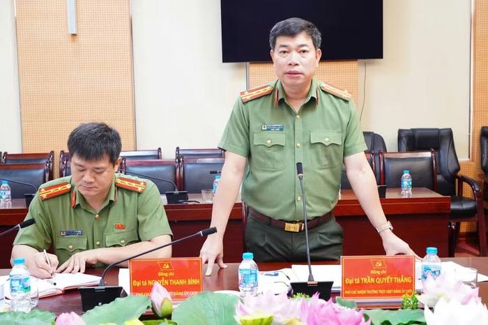 Đại tá Trần Quyết Thắng, Phó Chủ nhiệm Thường trực Ủy ban Kiểm tra Đảng ủy, Thủ trưởng Cơ quan Ủy ban Kiểm tra Đảng ủy CATP báo cáo tại hội nghị