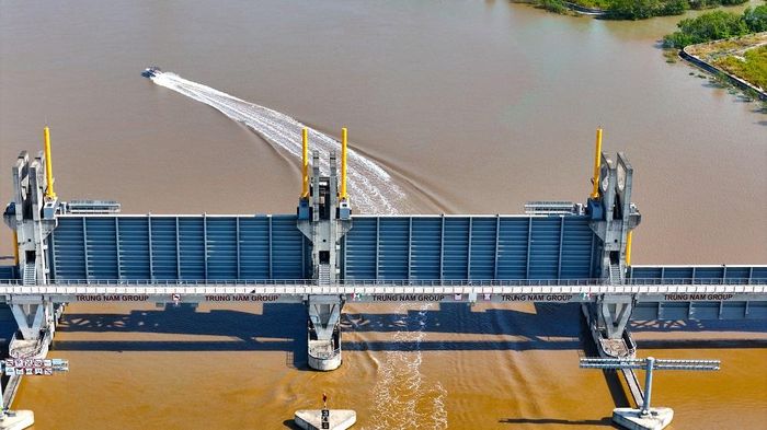 Khi hoàn thành, dự án được kỳ vọng sẽ giúp kiểm soát ngập do triều cho khu vực rộng khoảng 570 km² với hơn 6,5 triệu dân, góp phần giảm áp lực ngập úng tại nhiều quận trung tâm và khu Nam TPHCM trong bối cảnh biến đổi khí hậu ngày càng phức tạp.