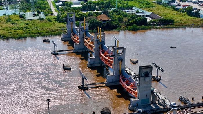 Riêng cống Mương Chuối đã lắp đặt hoàn chỉnh 4/4 cửa van chính.