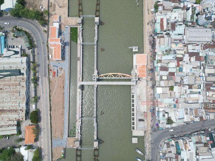 Cống Tân Thuận đạt khoảng 95% tiến độ. Nhiều hạng mục quan trọng như âu thuyền, buồng bơm, trụ tháp, cửa van chính và hệ thống bơm đã hoàn tất. Công nhân đang tiếp tục hoàn thiện nhà quản lý, cảnh quan và tổ hợp cửa van âu thuyền.