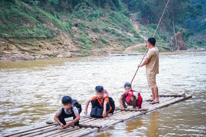 Các em học sinh thôn Khuổi Màn đến lớp bằng bè mảng mùa nước lớn (ảnh: Hà Quân)