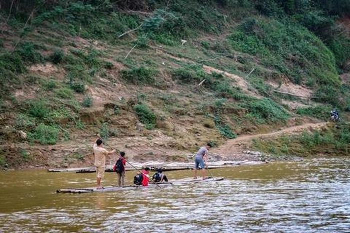 Việc di chuyển bằng bè mảng tự chế tiềm ẩn nhiều nguy cơ tai nạn trong mùa mưa lũ (ảnh: Hà Quân)