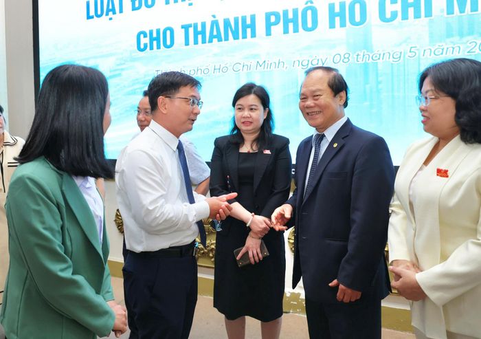 Phó chủ tịch UBND TP.HCM Nguyễn Mạnh Cường trao đổi với các chuyên gia tại một hội thảo góp ý xây dựng Dự thảo Luật Đô thị đặc biệt.