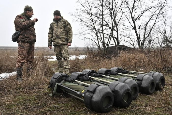 Các quân nhân Ukraine đứng cạnh hệ thống tên lửa chống tăng Javelin. Ảnh: Reuters. 
