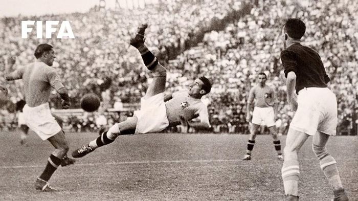 Những cú “ngả bàn đèn” làm bùng nổ khán đài World Cup