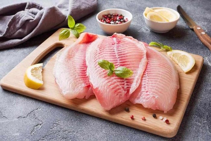Cá thịt trắng chứa rất ít chất béo và calo, giúp giảm tổng năng lượng nạp vào mà không cần giảm khẩu phần ăn quá nhiều