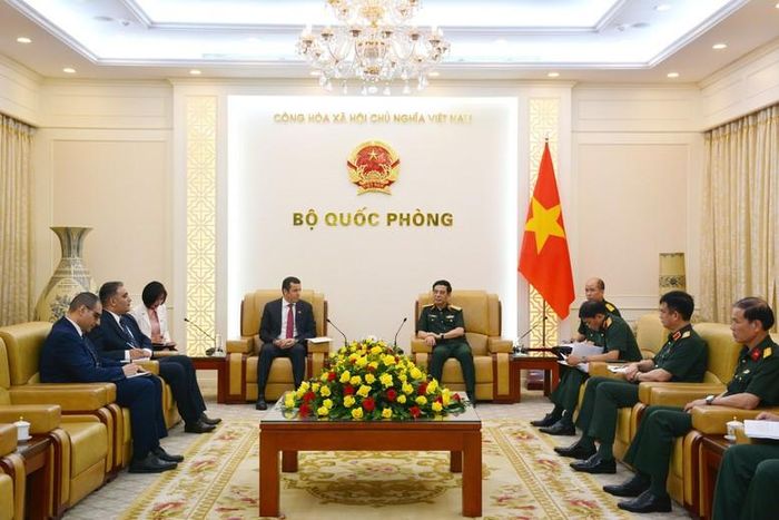 Phó Thủ tướng Chính phủ, Bộ trưởng Bộ Quốc phòng Phan Văn Giang tiếp Đại sứ Algeria tại Việt Nam Azeddine Bechka - Ảnh: VGP/Nguyễn Hoàng