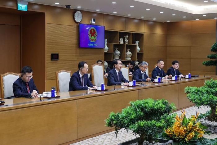 Đại sứ Hà Vĩ vui mừng báo cáo với Thủ tướng Chính phủ những tiến triển tốt đẹp của quan hệ Việt Nam - Trung Quốc thời gian qua - Ảnh: VGP/Nhật Bắc
