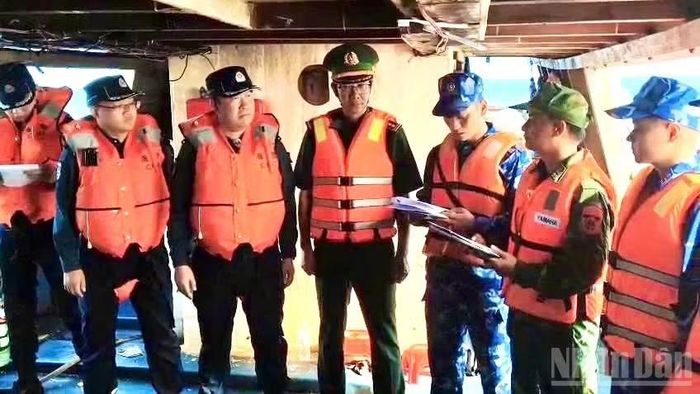 Ban Chỉ huy Bộ đội Biên phòng thành phố Hải Phòng và lực lượng Cảnh sát biển Trung Quốc thống nhất thông qua biên bản bàn giao.