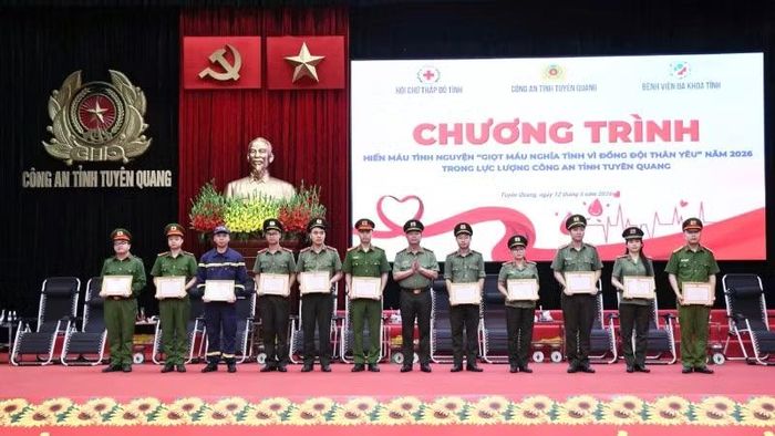 Lãnh đạo Công an tỉnh Tuyên Quang tặng Giấy khen cho cá nhân có thành tích xuất sắc trong phong trào hiến máu tình nguyện.