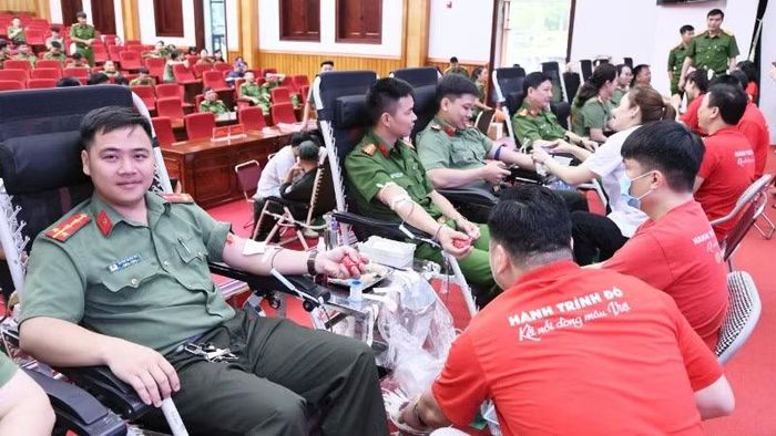 Hơn 300 đơn vị máu đã được cán bộ chiến sĩ Công an hiến trong Chương trình “Giọt máu nghĩa tình vì đồng đội thân yêu” năm 2026.