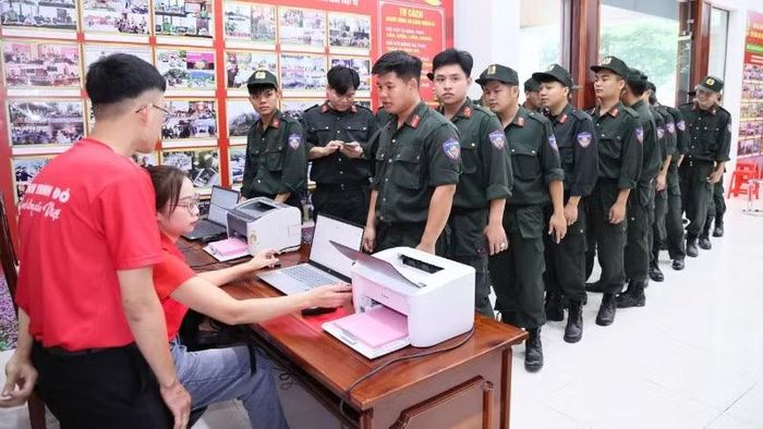 Cán bộ, chiến sĩ Công an tỉnh nhận phiếu và tiến hành khám sàng lọc trước khi hiến máu.