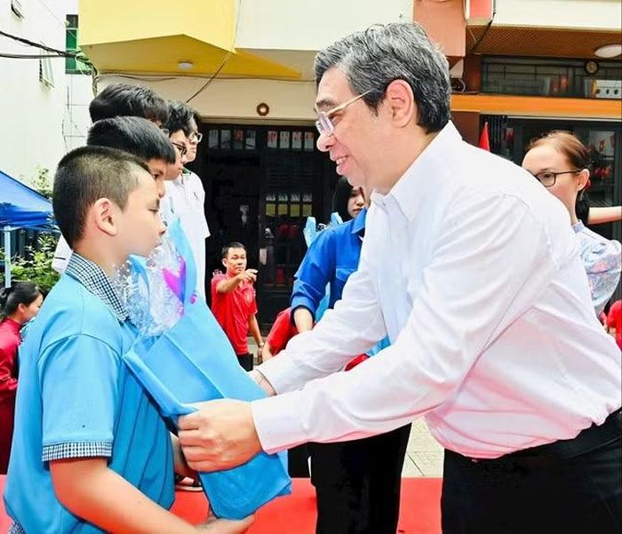 Ông Nguyễn Phước Lộc, Ủy viên Trung ương Đảng, Phó Bí thư Thành ủy, Chủ tịch Ủy ban Mặt trận Tổ quốc Việt Nam Thành phố tặng quà cho các em học sinh phường An Đông.