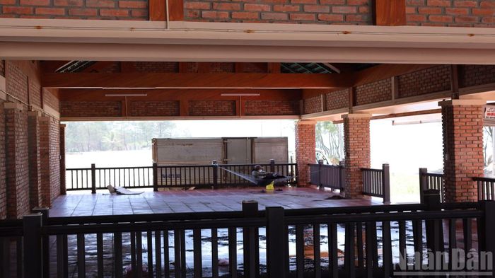 Theo người dân địa phương, một số người từ nơi khác đến tự ý sử dụng các ki-ốt để ăn uống, nghỉ ngơi.