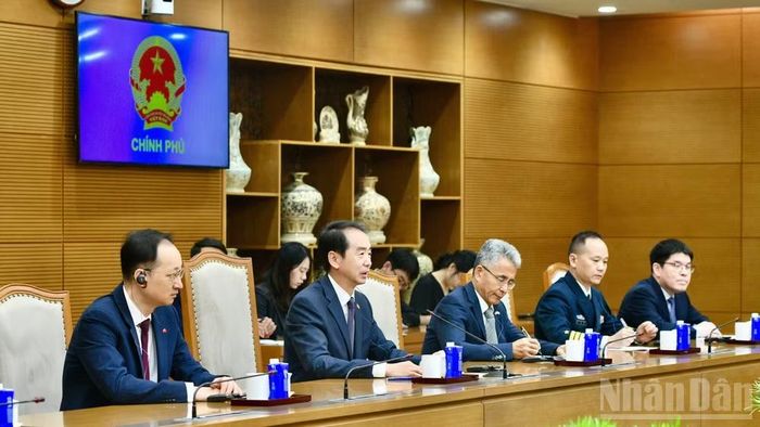  Đại sứ Hà Vĩ và các đại biểu phía Trung Quốc tham dự buổi tiếp. (Ảnh: THANH GIANG) 