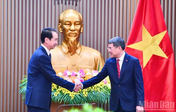  Thủ tướng Chính phủ Lê Minh Hưng bắt tay Đại sứ Trung Quốc tại Việt Nam Hà Vĩ. (Ảnh: THANH GIANG) 