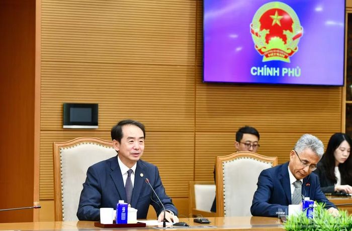 Đại sứ Trung Quốc tại Việt Nam Hà Vĩ phát biểu ý kiến tại buổi tiếp. (Ảnh: THANH GIANG) 