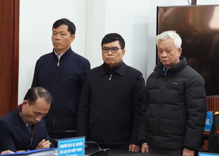 Các bị cáo Nguyễn Chiến Thắng, Hoàng Viết Quang, Nguyễn Duy Cường (từ phải sang trái)