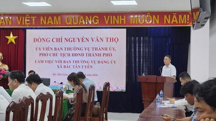 Ông Nguyễn Văn Thuận, Chủ tịch UBND xã Bắc Tân Uyên báo cáo tại buổi làm việc.