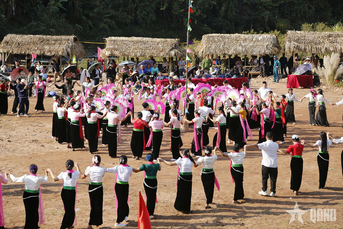 Hình ảnh trong bộ phim tài liệu “Hơi thở của nước” ghi lại nghi lễ gội đầu truyền thống của người Thái trắng. 