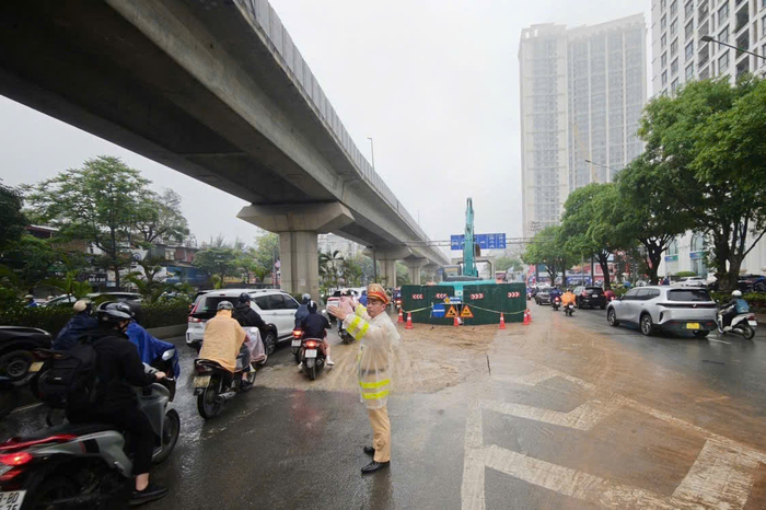 Cảnh sát giao thông phân luồng tại khu vực thi công hệ thống chống ngập trên đường Nguyễn Trãi. Ảnh: vtv.vn