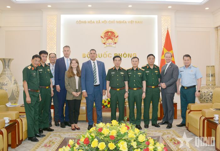 Các đại biểu chụp ảnh chung.