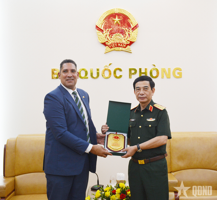 Đại tướng Phan Văn Giang trao quà lưu niệm tặng Đại sứ Johan Ndisi.