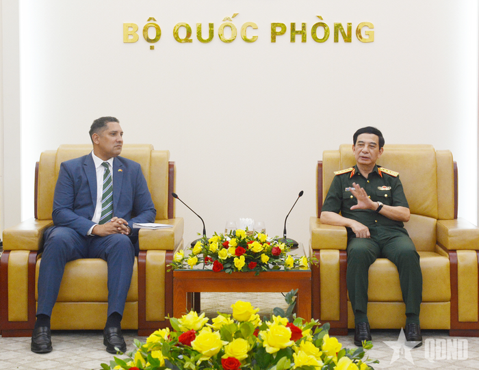 Đại tướng Phan Văn Giang trao đổi cùng Đại sứ Johan Ndisi.
