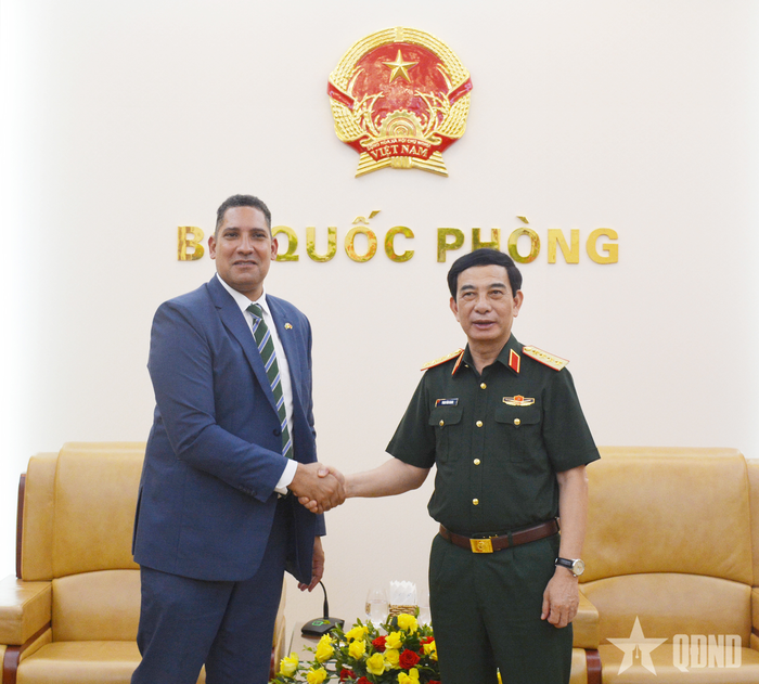  Đại tướng Phan Văn Giang và Đại sứ Johan Ndisi. 
