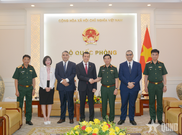Các đại biểu chụp ảnh chung.
