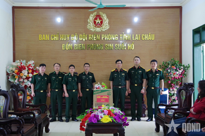  Đoàn công tác thăm, trao quà tặng Đồn Biên phòng Sin suối Hồ.