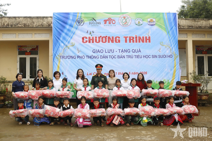 Chỉ huy Trung tâm 586 trao các suất học bổng tặng các em học sinh Sin Suối Hồ, Lai Châu.