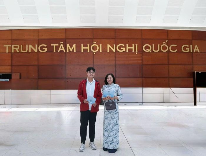 Việt Tiến cùng giảng viên trong một sự kiện vinh danh học sinh, sinh viên tiêu biểu tại Trung tâm Hội nghị Quốc gia.