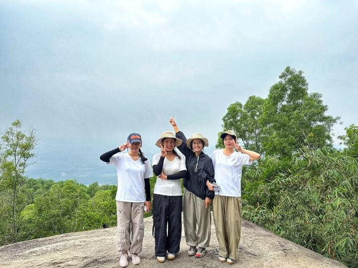 Đến khoảng giữa trưa, Nhật Lam (ngoài cùng bên trái) cùng nhóm bạn đã chinh phục được đỉnh núi.