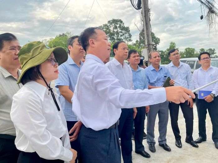 Đoàn khảo sát lắng nghe các đơn vị báo cáo về các dự án. Ảnh: C.V.