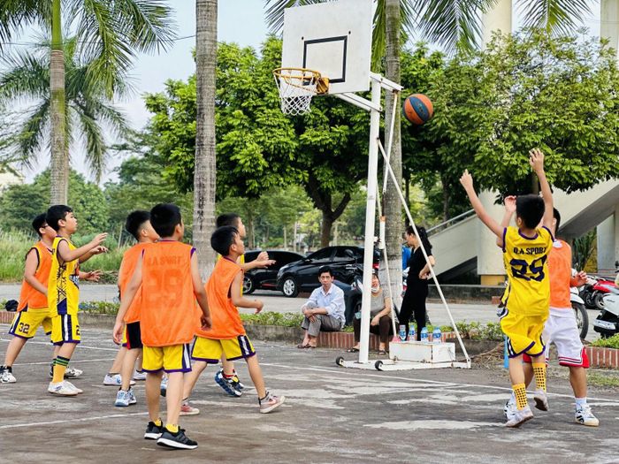  Trẻ em chơi bóng rổ sẽ góp phần phát triển chiều cao và thể lực. Ảnh: MINH KHANG 