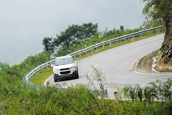 Khi xe bị mất phanh, cần giảm cấp số từ từ để tận dụng lực hãm động cơ.