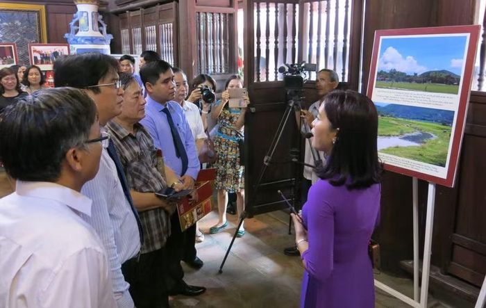 Sách “Đại Nam thực lục chỉnh biên” có ghi, thư viện Phúc Giang chứa hàng vạn cuốn sách, và là nơi đào tạo hơn 30 Tiến sĩ.