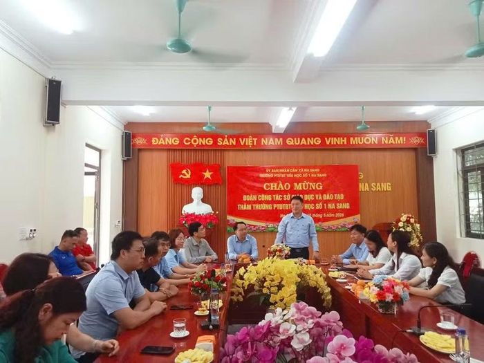 Ông Lê Quang Vinh - Phó Giám đốc Sở GD&amp;ĐT Điện Biên cùng đoàn công tác thăm hỏi thầy trò Trường PTDTBT Tiểu học số 1 Na Sang.