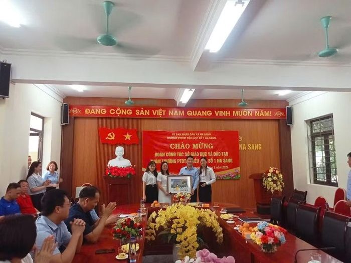 Ông Lê Quang Vinh - Phó Giám đốc Sở GD&amp;ĐT Điện Biên (thứ 2 bên phải) tặng quà động viên thầy trò Trường PTDTBT Tiểu học số 1 Na Sang.