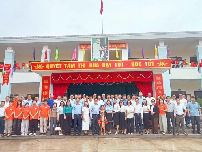 Đoàn công tác của ngành GD&amp;ĐT tỉnh Điện Biên thăm hỏi, động viên thầy cô khu vực biên giới.