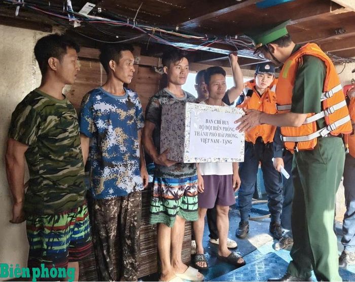 Đại tá Nguyễn Đức Hạnh, Phó Chỉ huy trưởng, Tham mưu trưởng Bộ đội Biên phòng thành phố Hải Phòng trao quà cho ngư dân Trung Quốc tại buổi bàn giao. Ảnh: Xuân Chính