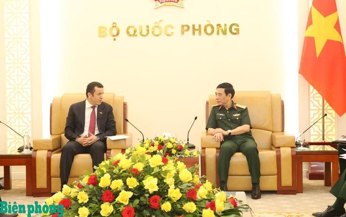 Đại tướng Phan Văn Giang tiếp ngài Azeddine Bechka, Đại sứ Algeria tại Việt Nam. Ảnh: Hồng Pha