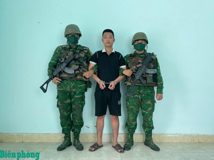 Đối tượng Nguyễn Tấn Tài, bị truy nã về tội “Mua bán trái phép chất ma túy”, bị Đồn Biên phòng cửa khẩu quốc tế Mộc Bài bắt giữ khi vừa nhập cảnh từ Campuchia về Việt Nam. Ảnh: Đơn vị cung cấp